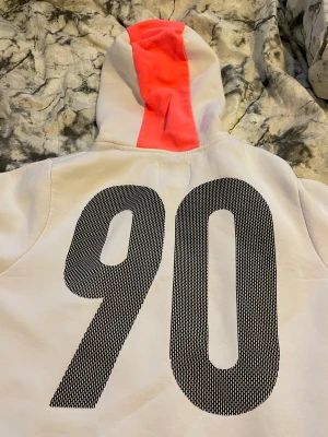 Vit Hoddie Jack & Jones  - Vit Hoddie med tryck fram, bak och på ärmar. Jack & Jones  Strl.L