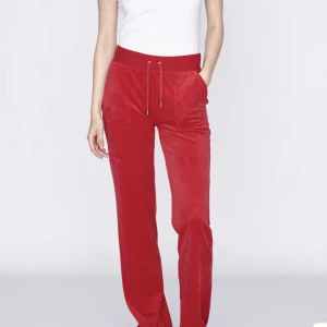 Röda juciy byxor storlek XXS - Säljer mina röda juciy byxor då dem inte kommer till användning. Dem är köpta på ragylade. Kom privat för fler bilder på dem. 