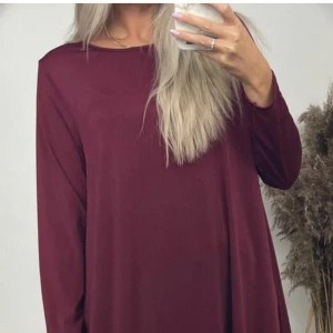 Klänning från Glamorous - Vinröd klänning från Glamorous, inköpt på Nelly. Mjukt, följsamt material i en A-linjeformad modell.