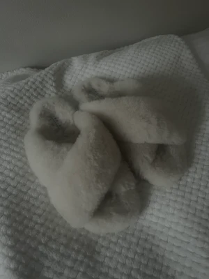 Jättefina tofflor från inuikii  - Så fina fluffiga tofflor från Inuikii i beige/vit färg. Storlek 39, köptes för 1800. Använda endast en gång Kan ibland mötas upp, priset kan diskuteras vid snabb affär