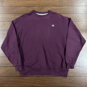 Champion Sweatshirt - Snygg vintage sweatshirt i en röd/lila färg i storlek L! Bara att skriva om du undrar över något🙏