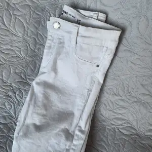 Säljer mina vita Skinny jeans som är lågmidjade och oanvända, jätte fina och är inte alls så genomskinliga, storlek XS och är köpta för 300kr men säljer för 100kr!🤍 skriv om man vill ha mer bilder på jeansen eller har frågor❤️