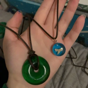 Halsband med läder - Läder halsband med glas och resin! Glaset är handmade från gamla glasflaskor. Kan fås i brun, ljusblått, genomskinlig och grönt! 