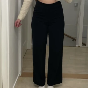 Kostymbyxor - Kostymbyxor som är lite för korta på mig som är 170. Dom är från Gina eller bikbok i storlek 36.🥰