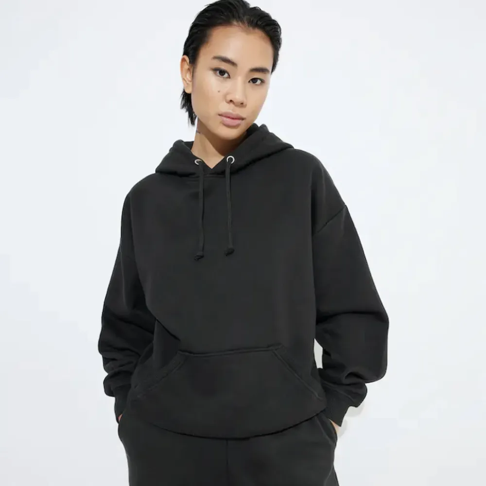 Svart bikbok hoodie i storlek S! Säljer då jag aldrig använder längre🤍⚡️. Hoodies.