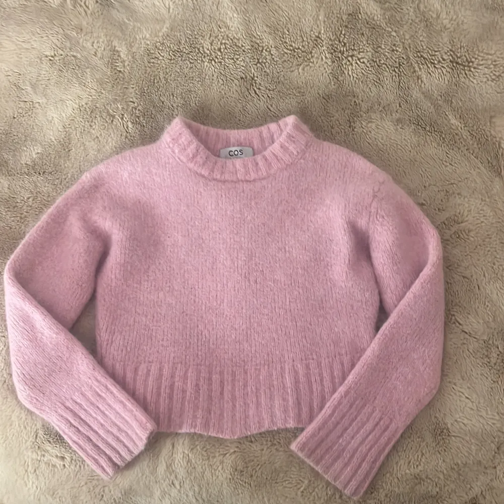Jätte fin rosa stickad tröja ifrån Cos. Mycket fint skick och den är inte nopprig! Säljer pga den har blivit för liten när jag tvättade den så den är mindre än xs. Köparen står för frakten och inga returer💕Priset kan diskuteras, ordinarie pris ca 1000kr. Stickat.