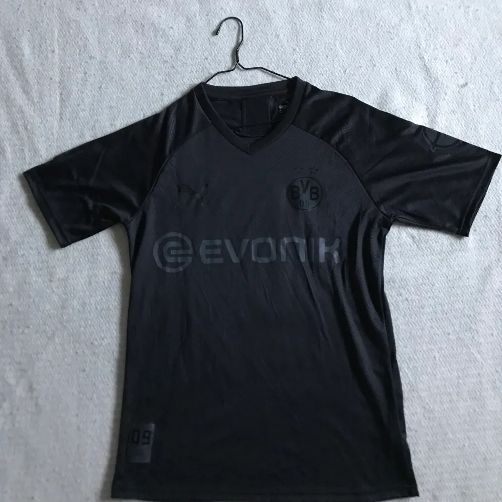 Säljer en jättefin fotbollströja med hakimi på ryggen. Tröjan är Dortmunds black edition kit och användes bara en match. Det såldes inte många exemplar av tröjan vilket gör den sällsynt. Tröjan är i jättefint skick och har aldrig används . T-shirts.