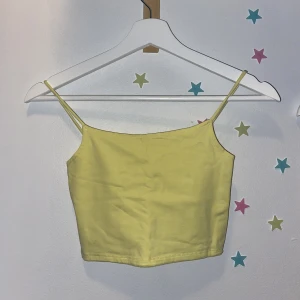 NewYorker korta toppar - Två toppar i färger gul (XXS) och mintgrön (XS). Använda 2-3 gånger. Korta, tjockare material som sitter på brösten. Lägsta bud: 35 / styck, 2 för 50 