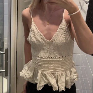 Zara topp - Super söt volang topp från zara i strl M men passar också mig med S! Går inte att köpa längre ❤️ inga defekter!!🌙