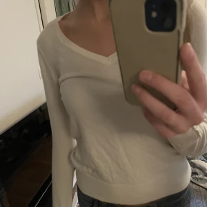 Vit tröja - Så söt vit tröja, passar perfekt till lågmidjade jeans! 