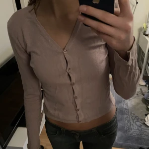 Söt kofta - Säljer denna super söta kofta. Färgen syns bäst på andra bilden! Säljer billigt då ja rensat garderoben och vill bli av med snabbt, finns mycket nytt i min profil!