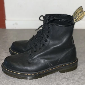 Dr. Martens - Jättefina skor, använda ett fåtalgånger och säljer dom nu pga att det tyvärr inte var rätt storlek för mig.