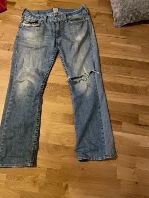 True - Sköna True byxor med straight passform 