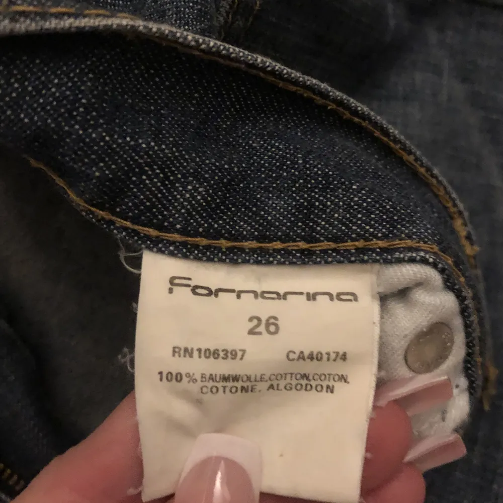 Blåa Fornorina jeans i stl 26 de kostade ca 1500 nypris❤️Skulle nog säga att dem är som en 34/XS❤️ midjemåttet är 70 cm och innerbenslängden är 82 cm❤️BUDA❤️. Jeans & Byxor.