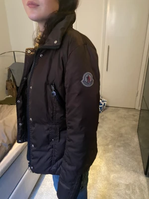 Moncler Jacka - en jätte snygg brun moncler jacka i storlek M men sitter som en S. 