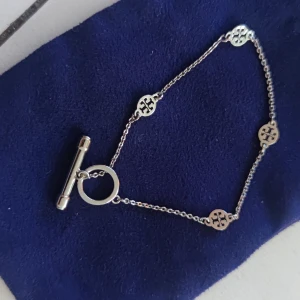 Armband Tory Burch  - Armband Tory Burch i silver. Mycket fint skick. Förvaringspåse ingår. 