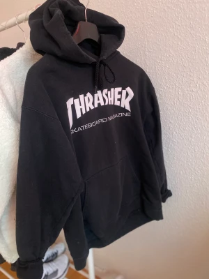 Hoodie - En väl använd Thrascher hoodie, storlek S