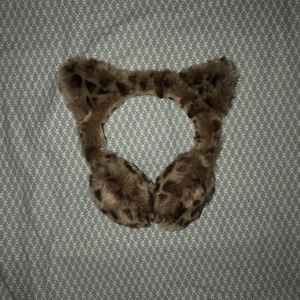 Öronmuffar - Sötaste öronmuffarna! Normal storlek, går att justera litegrann. Vet ej märke, bortklippt lapp. Perfekt nu under kyliga dagar! Använt fåtal gånger. 100kr + frakt