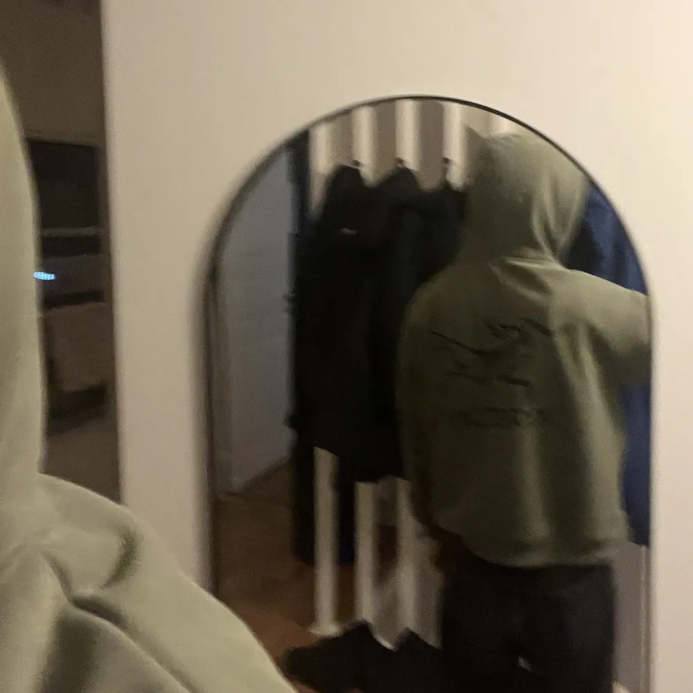 Säljer min tvärfeta arc hoodie. 9/10 cond,  pris kan diskuteras och byter gärna för rätt sak :)  1 bilden visar färgen bäst för på den 2 är den direkt under en lampa o ser lite för ljus ut. . Hoodies.