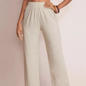 Linnebyxor - Beiga linnebyxor från shien. Funkar som både högmidjade och lågmidjade! Säljer pgr av för små. Nypris 160kr, strl XS. Bilderna är lånade, skriv för mer information! Köparen står för frakten💕