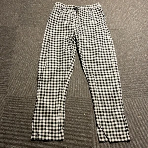 Rutiga pyjamasbyxor🖤🤍 - Säljer ett par rutiga pyjamasbyxor pga använder inte.aldrig använt bara testad😊köparen står för frakten.