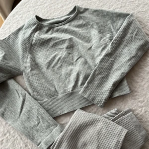 Aim’n tights + matchande topp - Sparsamt använda. Toppen är från SHEIN. Nästan identisk med Aimn. Toppen är storlek L men sitter som S.