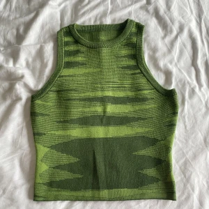 linne - grönt stickat linne i storleken S. inte så croppad. köparen står för frakt. 