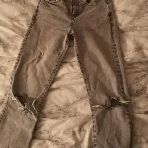 Jeans från Zara i bra skick, säljer för att jag inte använder dom längre. Stretchigt material, bekväma. Passar om man är runt 160-163 cm