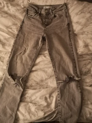 Grå jeans från Zara - Jeans från Zara i bra skick, säljer för att jag inte använder dom längre. Stretchigt material, bekväma. Passar om man är runt 160-163 cm