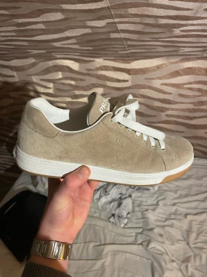 Prada skor - Prada skor/sneakers (beige) Nyskick, knappt använda så d ser nästan sprillans nya ut. Nypris:9000kr. Dm för mer info och bilder 