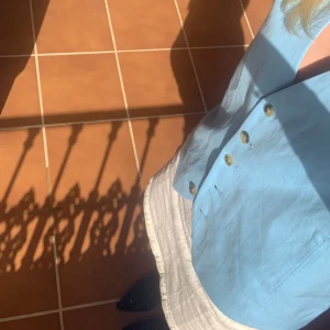 Zara väst  - Ljusblå väst från Zara. Använd ett fåtal gånger. Hör av dig vid intresse! 