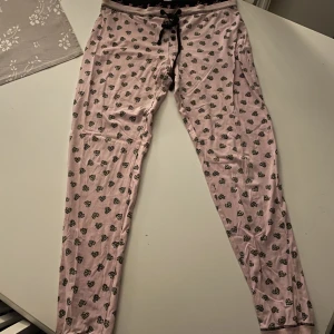 Pyjamasbyxor - Ett par mysiga och fina pyjamasbyxor köpta på NewYorker för länge sedan. Byxorna har snören och knappar (dekor). Väl använda men i fint skick! Pris kan diskuteras!