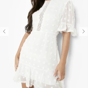 Studentklänning - Skicka för fler bilder. säljer då jag valde en annan studentklänning och inte går att skicka tillbaka