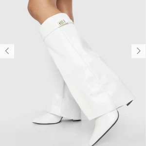 Vita boots - Snygga vita boots som säljes då fel storlek och inte gick att lämna tillbaka. Oanvända.