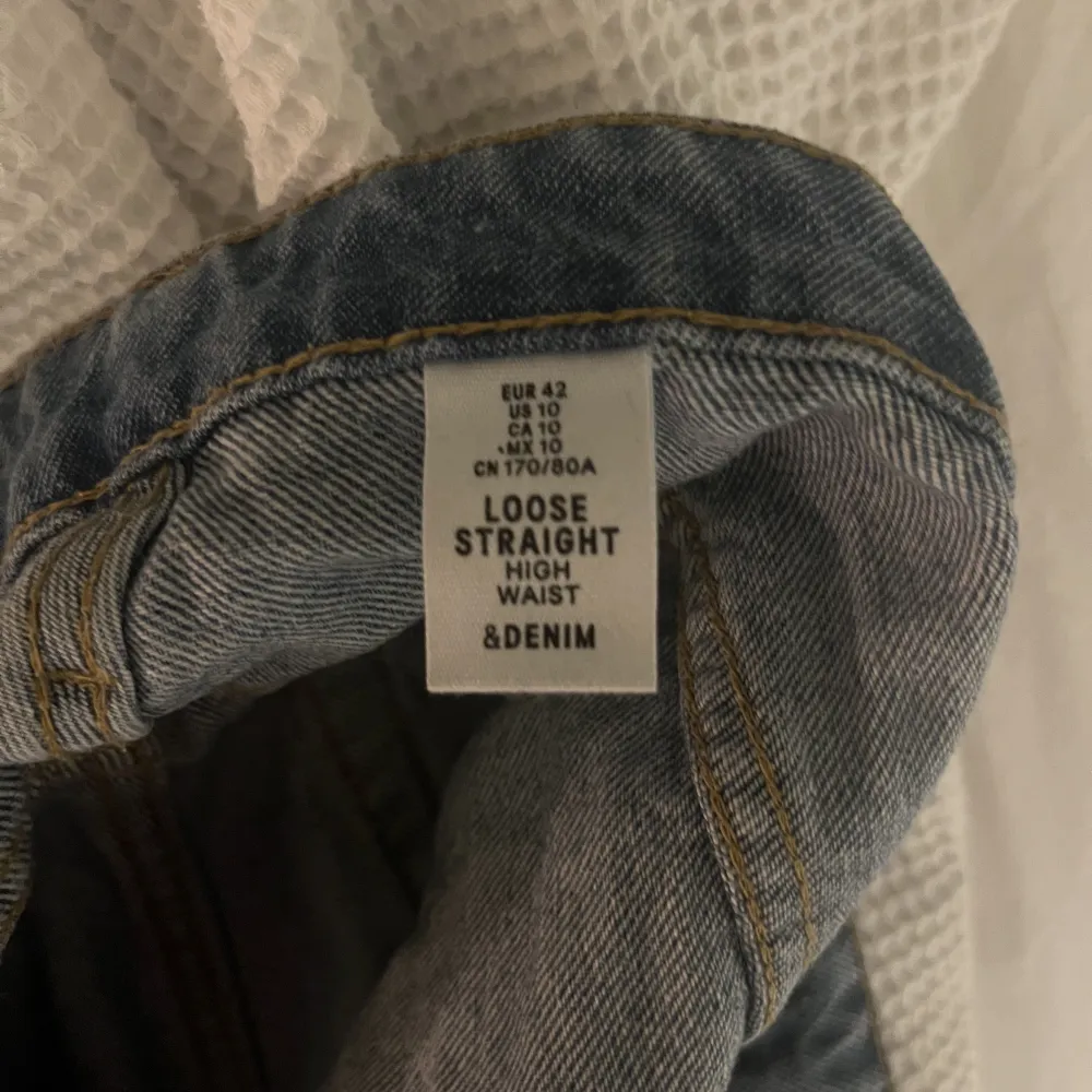 Sköna raka jeans från H&M. Använd ett fåtal gånger men är i ett jättebra skick. Strl 42. Jeans & Byxor.