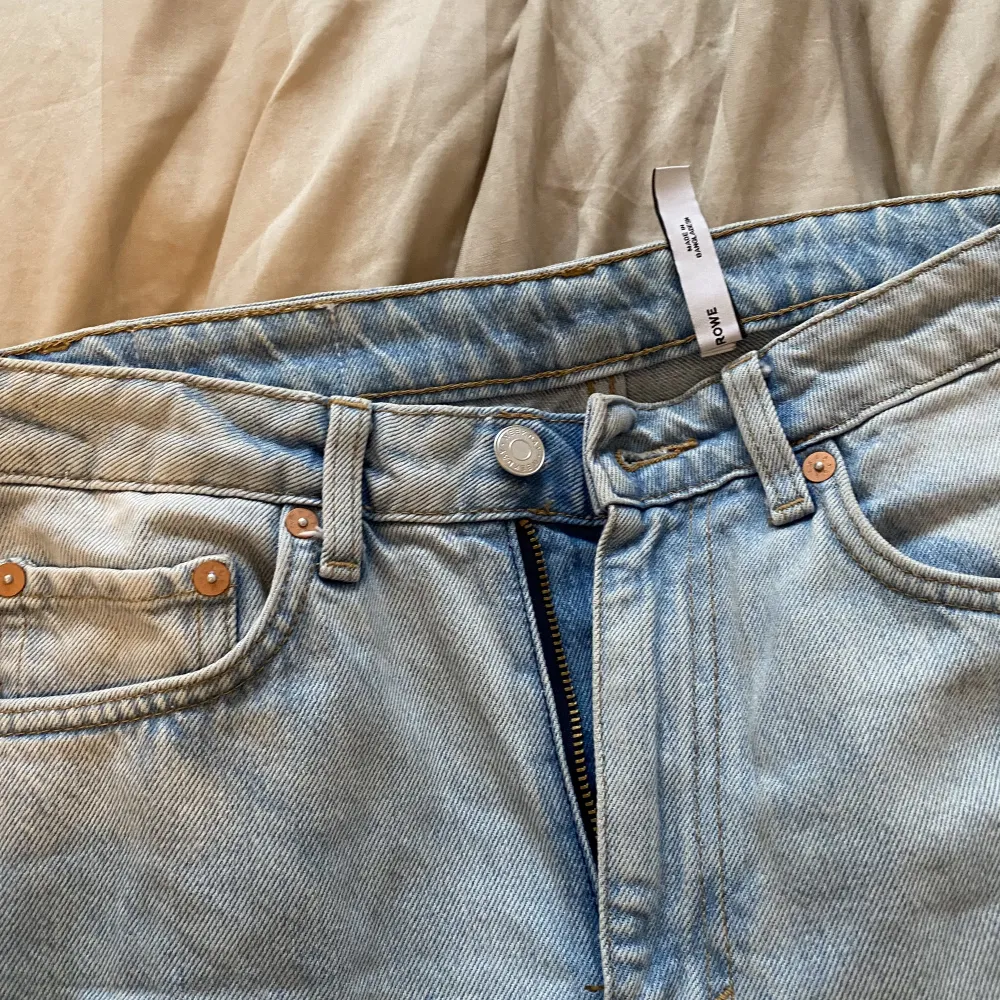 Säljer mina super snygga blåa jeans från weekday då dem tyvärr är förstora, i modell rowe storlek 27/32. Jeans & Byxor.