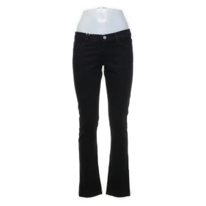 Lågmidjade svarta jeans - Säljer dessa super snygga jeans jag nyligen köpt från Sellpy på grund av att de tyvärr inte passade mig. Jeansen är så gott som nya, har prislappen kvar. Skriv gärna om ni undrar något eller efter fler bilder.💕