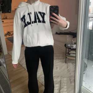 Yale hoddie  - Superfin hoddie från hm som inte finns att köpa längre. Köparen betalar för frakten☺️
