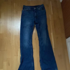 Bootcut jeans  - Jag säljer dessa jeans pga blivit för små. Jeansen är från monki i storlek och använda ca 5 gånger.