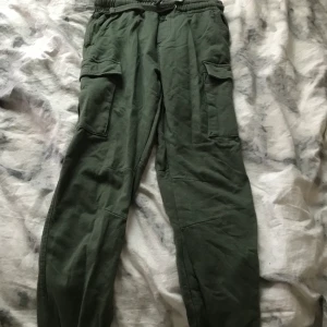 Byxor - Ett par jättefina byxor som alla kan använda i jättebra skick och köparen står för frakt😊