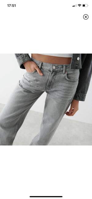 Gina tricot jeans modellen ”low straight jeans” storlek 40, passar en M. Jag är 173 cm och dom går över skon på mig!! Säljer för att de blivit lite stora så skulle behöva en 38(kan även byta mot det). Fråga bara så fixar ja egna bilder! Köpta i somras