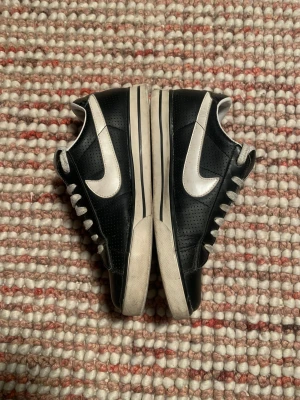 Svarta/vita  nike baseball skor Dunk/airforce liknande - Snygga nike baseball skor som liknar airforce/dunks okej skick. ANVÄND GÄRNA KÖP NU! Skickar inom 24 timmar😊 pris kan diskuteras