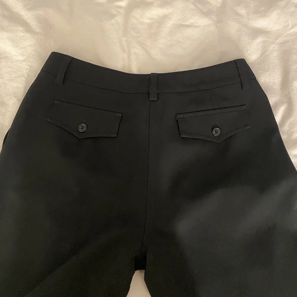 Skit snygga low waist svarta kostymbyxor med balla fickor. Köpta secondhand 💋jag är 165cm. Jeans & Byxor.