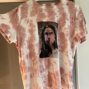 Topp - Cool T-shirt med ljusrosa batikmönster från Carlings