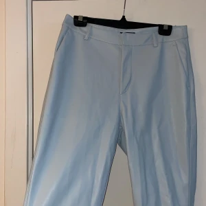 Populära ljusblåa skinnbyxor gina - Populära ljusblåa skinnbyxor från Gina. Aldrig använda, storlek 40. Frakt tillkommer