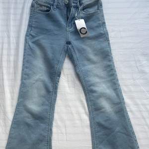Helt oanvända jeans från Cubus med lappen kvar.Säljer för att de var alldeles för korta för mig 155 cm lång. Passar nog dem som är ca 140-145 cm.De är i modellen kick flare.Skriv privat om ni vill köpa/ fler frågor☺️Pris kan diskuteras.