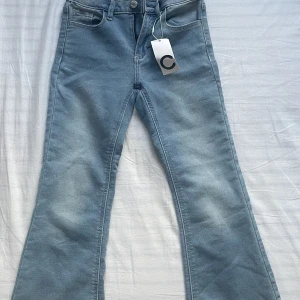 Jeans - Helt oanvända jeans från Cubus med lappen kvar.Säljer för att de var alldeles för korta för mig 155 cm lång. Passar nog dem som är ca 140-145 cm.De är i modellen kick flare.Skriv privat om ni vill köpa/ fler frågor☺️Pris kan diskuteras.