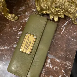 Hej jag säljer en plånbok från Marc by Marc Jacobs ,mycket rent, nästan nytt. 