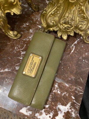 Marc by Marc Jacobs - Hej jag säljer en plånbok från Marc by Marc Jacobs ,mycket rent, nästan nytt. 