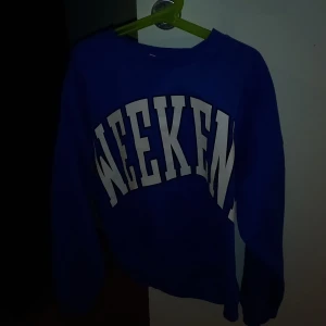 Sweatshirt  - En fin blå sweatshirt! Säljer den för att jag har växt ur den. Priset kan diskuteras 🤍